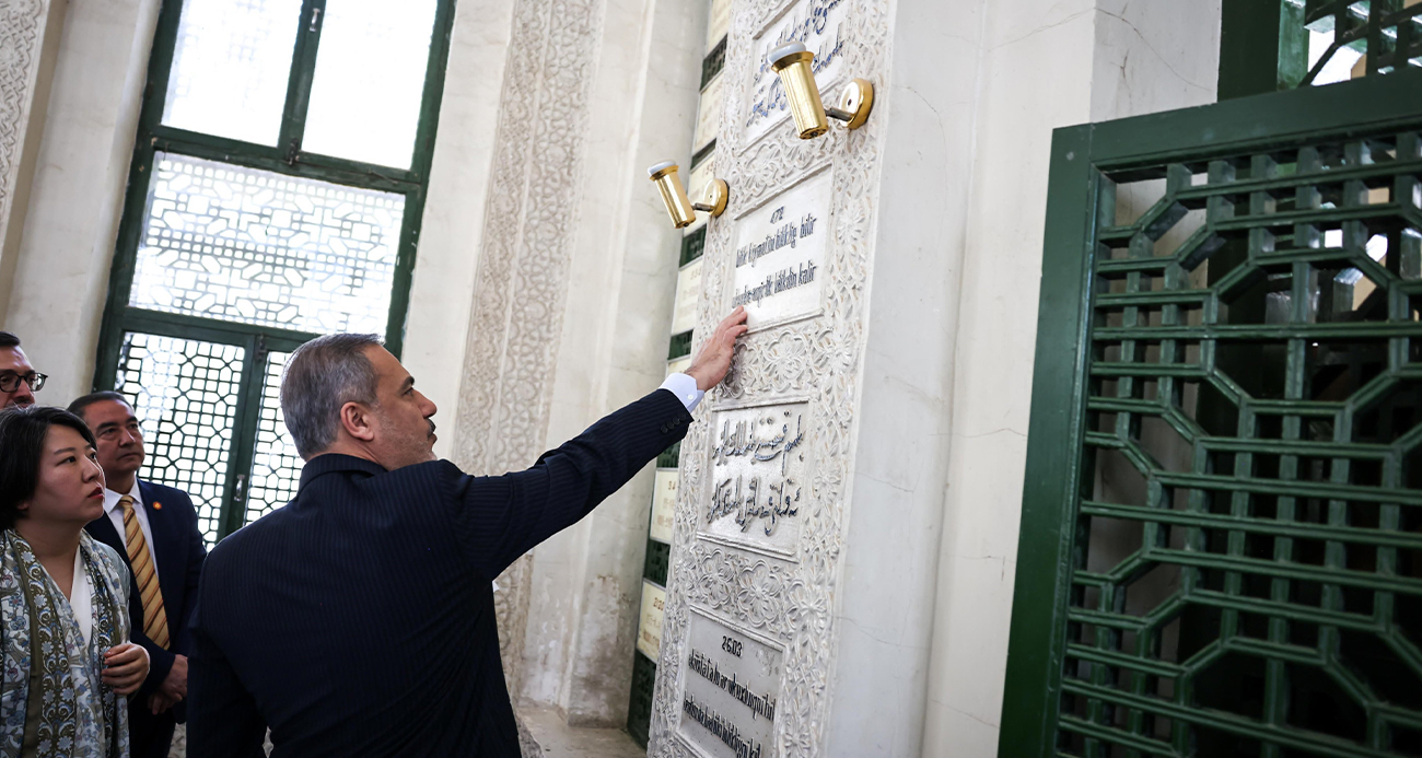 Dışişleri Bakanı Fidan, Yusuf Has Hacib Türbesi’ni ve Id Gah Camii’ni ziyaret etti