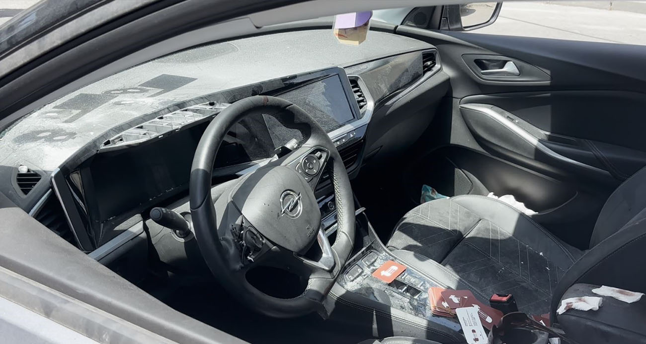 Fatih’te öğretmene düzenlenen silahlı saldırının ardından camları tuzla buz olan aracın içi kameraya yansıdı