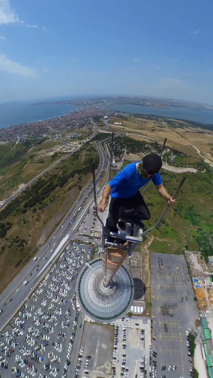 Büyükçekmece’de 230 metrelik televizyon kulesinin tepesine tırmandı, video çekti