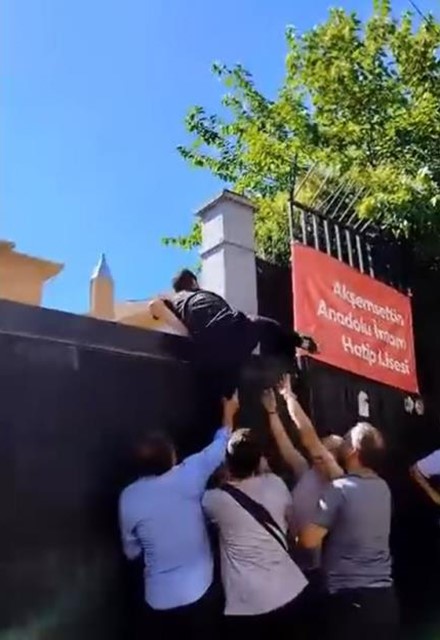 Esenler’de YKS’ye geç kalan öğrenci kapıya tırmanarak içeri girmek istedi