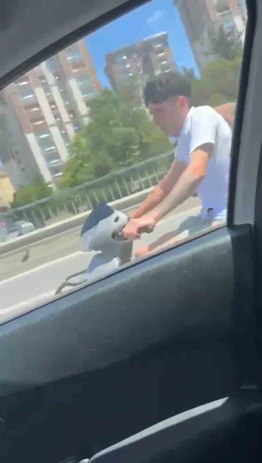 Kartal’da yayaya yol veren sürücüye saldırmaya çalışan trafik magandaları kamerada