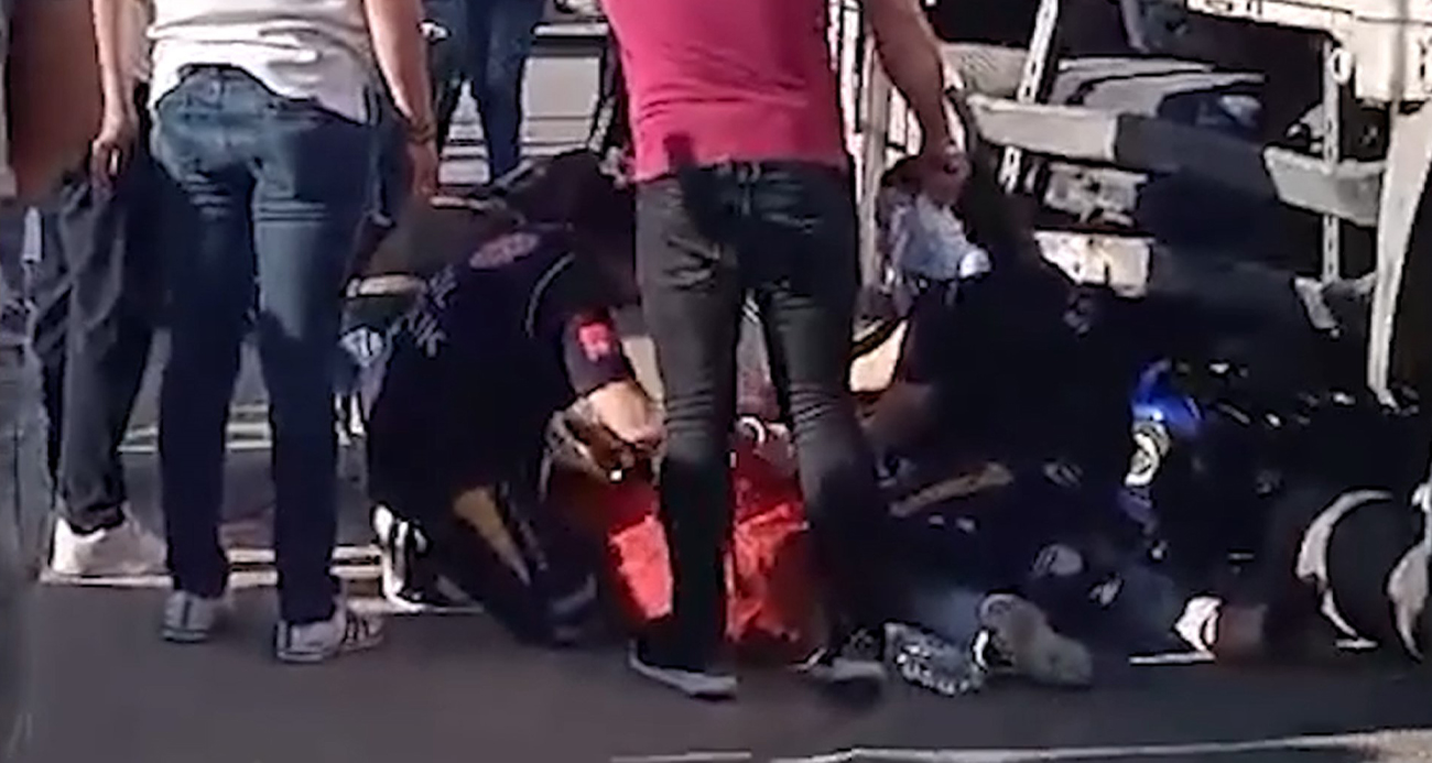 Motosiklet seyir halindeki kamyonun altına girdi, 2 genç ölümden döndü