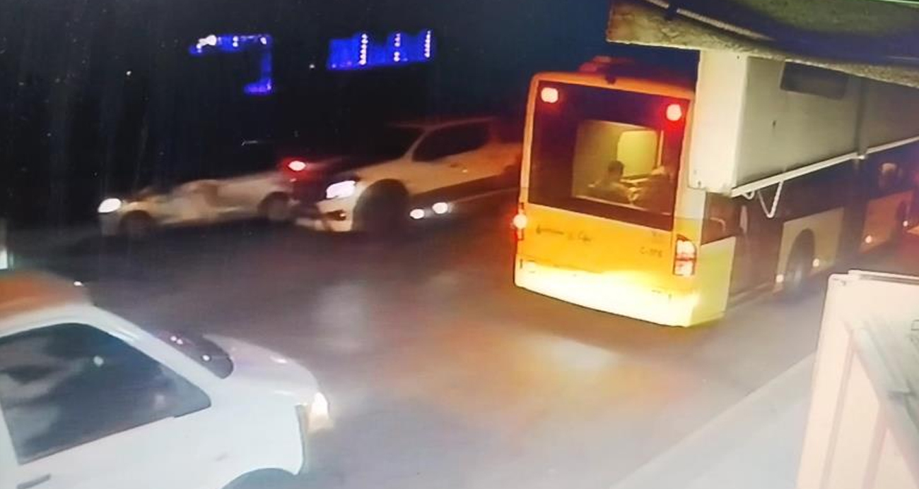 Ataşehir’de seyir halindeki otomobile çarpıp kaçan araç kamerada