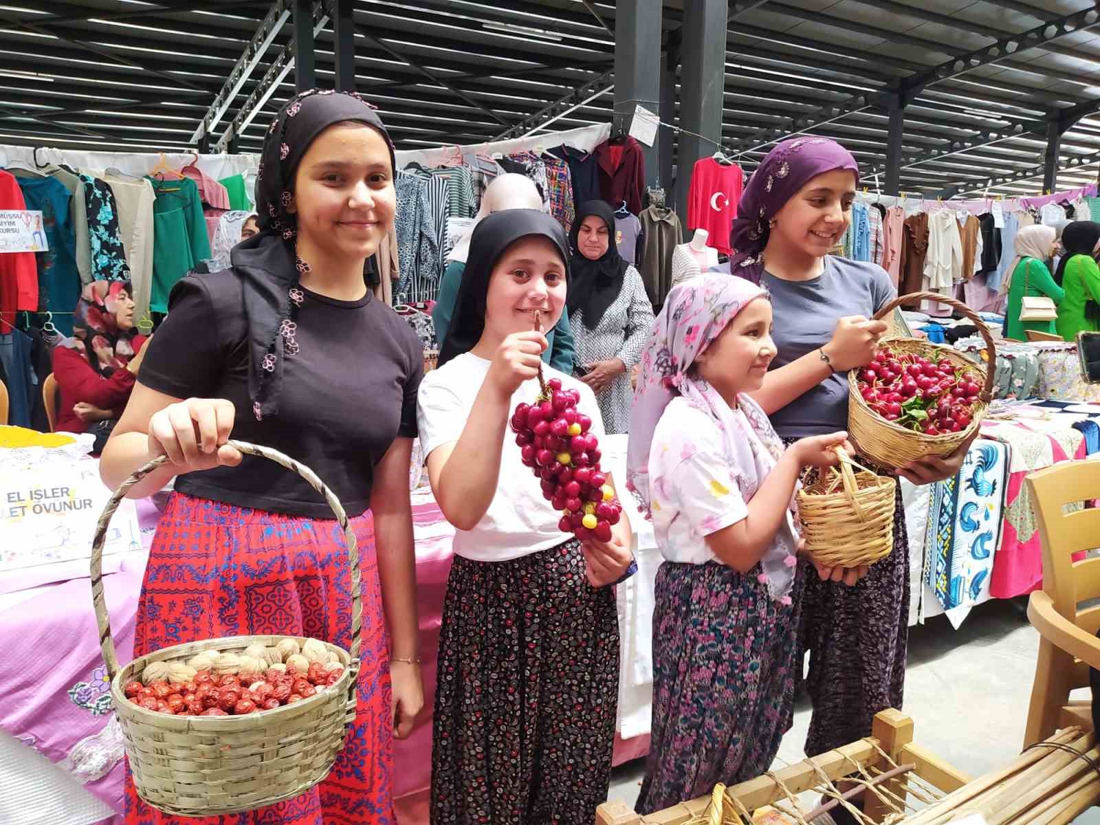 Çivril’de kursiyerlerin yıl boyunca ürettikleri görücüye çıktı