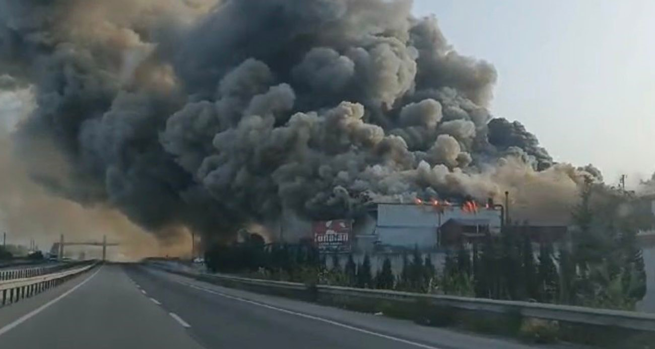 Kereste fabrikası alev alev yandı, dumanları D-650 kara yolunu kapladı