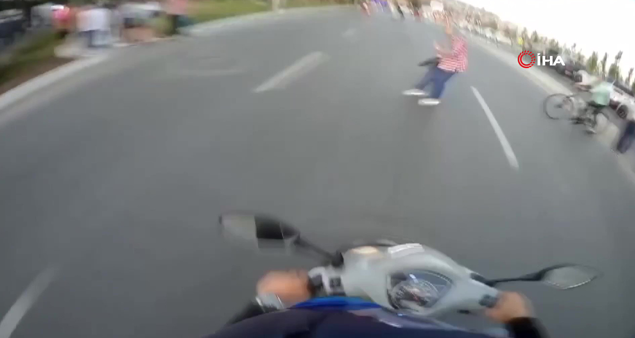 Kırmızı ışıkta yolun karşısına geçen yayaya motosikletin çarptığı anlar kamerada