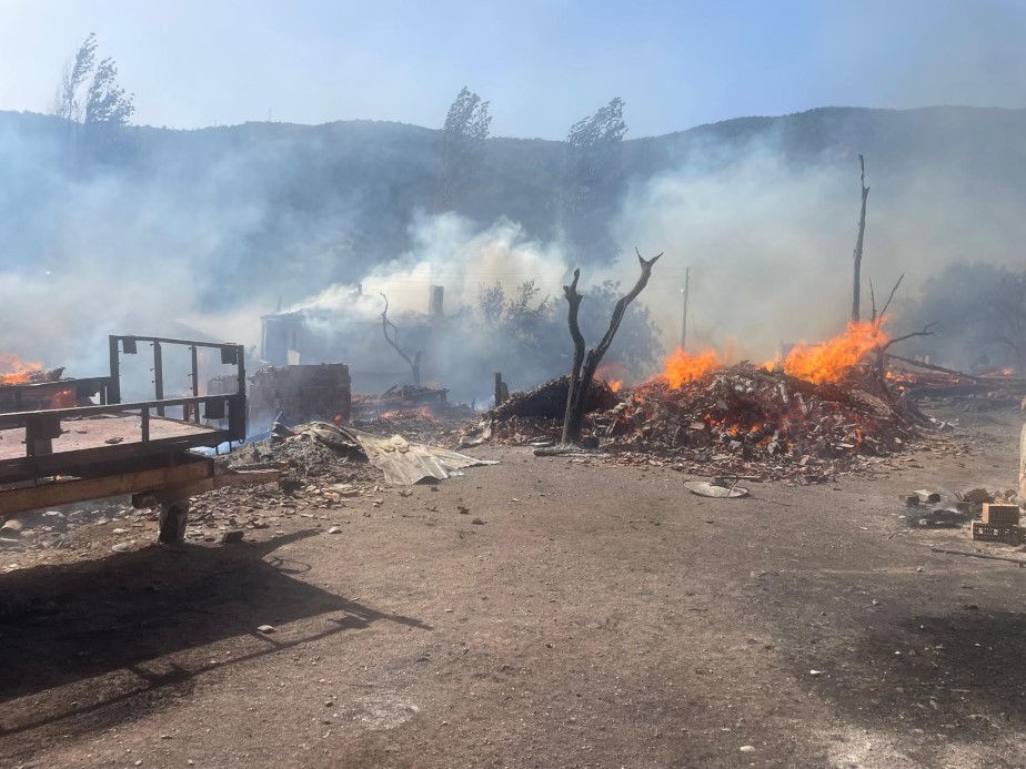 Köyde çıkan yangında 10 ev alevlere teslim oldu