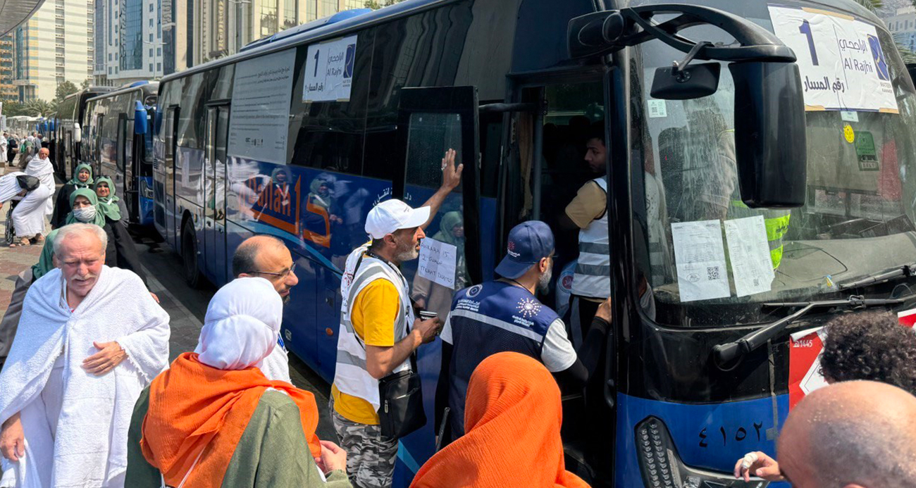 Hacıları Arafat’a otobüs kapılarını barkodla kilitleyip gönderiyorlar