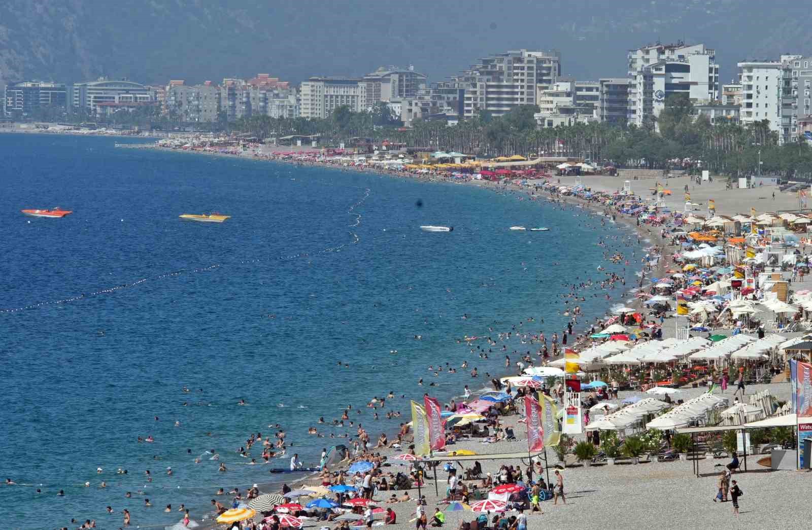 Antalya’da sahillerdeki yoğunluk iki katına çıktı