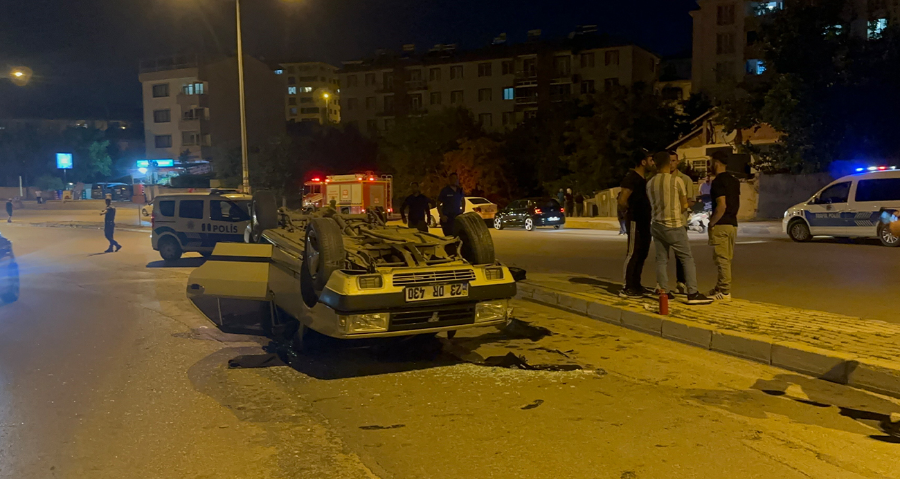 Kaldırıma çarpan otomobilin tekeri koptu, takla atıp ters yöne uçtu