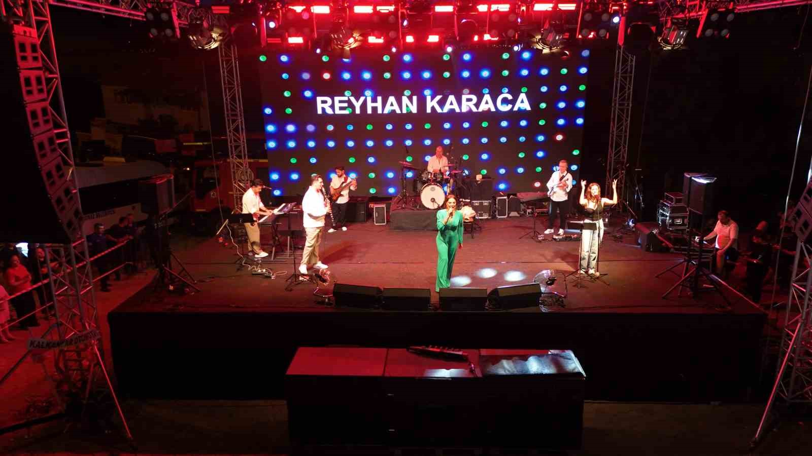 48-geleneksel-honaz-kiraz-festivali-nde-reyhan-karaca-ruzgari