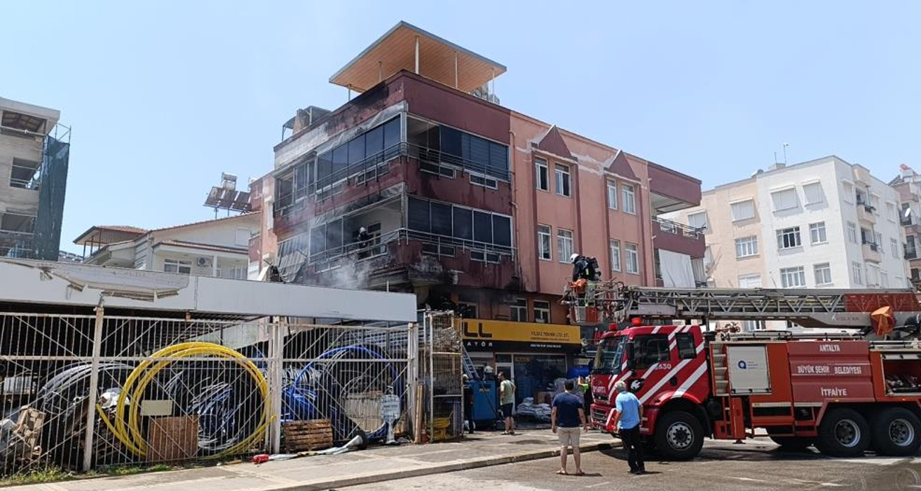 Antalya’da yanan 2 katlı ev plastik deposuna sıçramadan söndürüldü