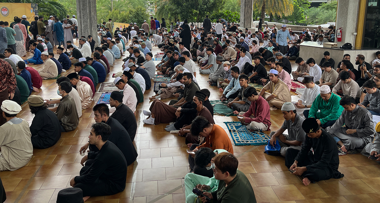 Tayland'da bayram namazına yoğun katılım