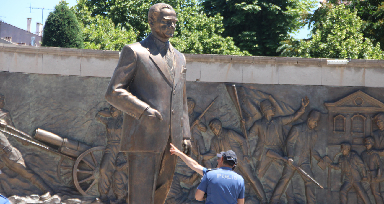 Kayseri’de Atatürk heykeline saldıran 2 kişi tutuklandı