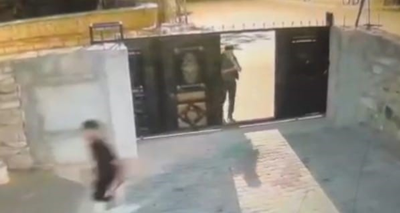 Husumetlilerinin evini basıp bıçaklayarak kaçtılar