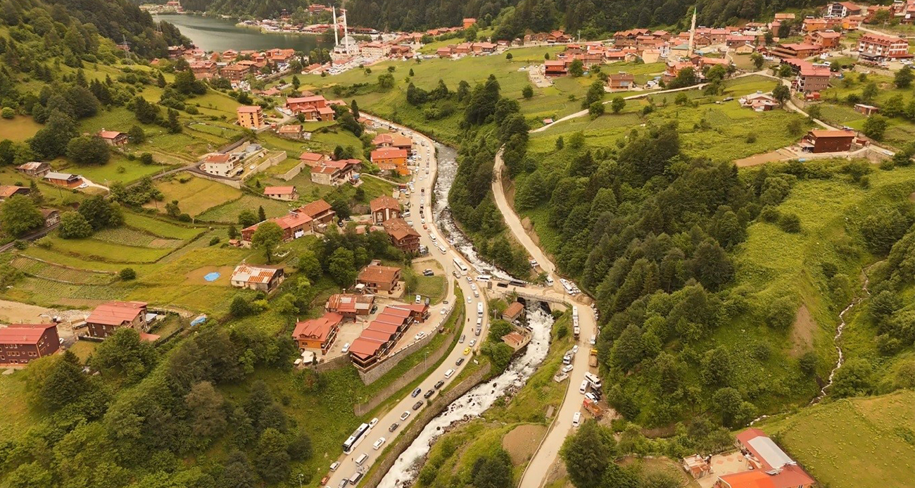 Uzungöl’de bayram yoğunluğu: Kilometrelerce araç kuyruğu oluştu