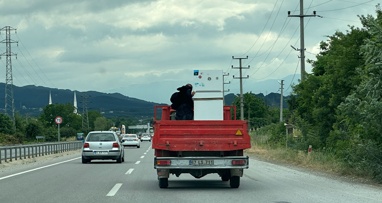 Sakarya’da kamyonet kasasında tehlikeli yolculuk