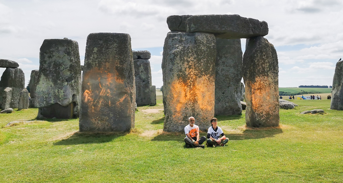 İngiltere'de çevreciler Stonehenge taşlarına turuncu toz boya püskürttü