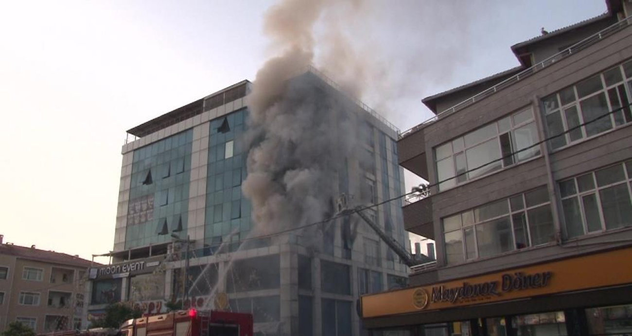 Ataşehir’de iş merkezi alev alev yandı