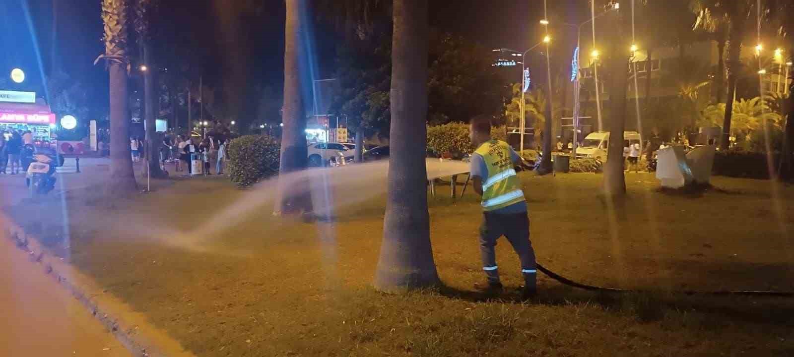 Alanya’da sahillerde ve banklarda yatanlara zabıta müdahalesi