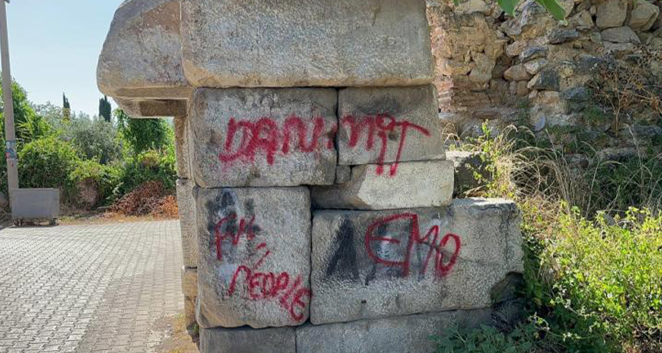 Bursa’da 2 bin yıllık tarihi surlara sprey boya ile yazı yazdılar