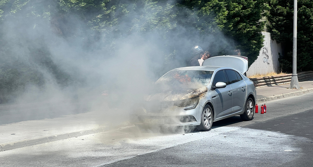 Büyükçekmece’de seyir halinde alev alan otomobil kullanılamaz hale geldi