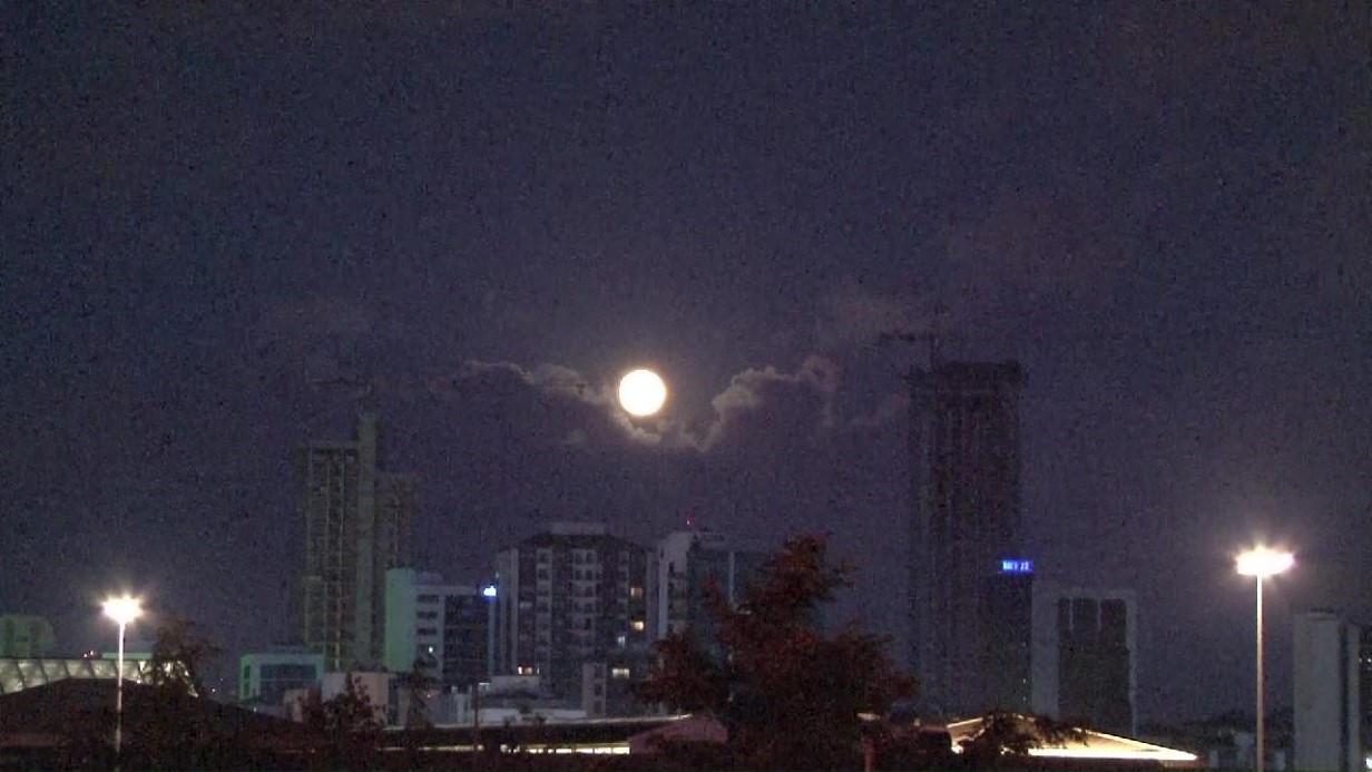 En uzun günün gecesinde İstanbul semalarında muhteşem anlar