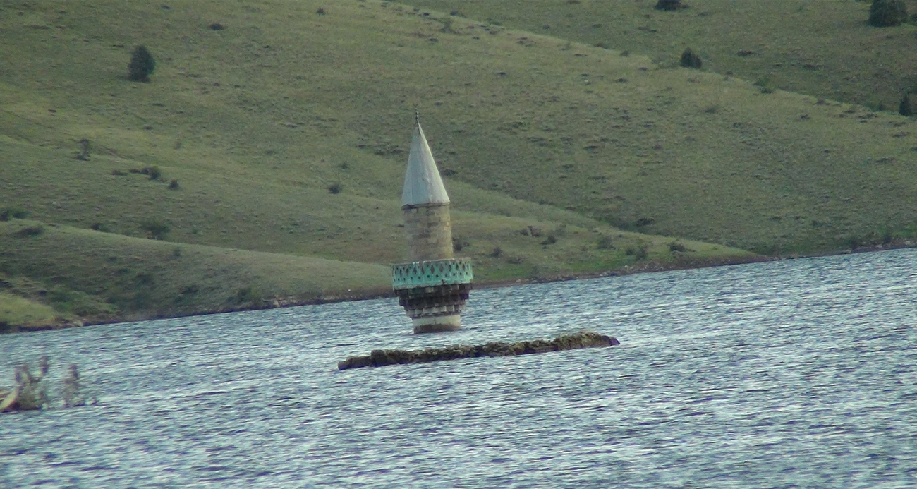 Kars’ta köy sular altında, minare dışarıda kaldı