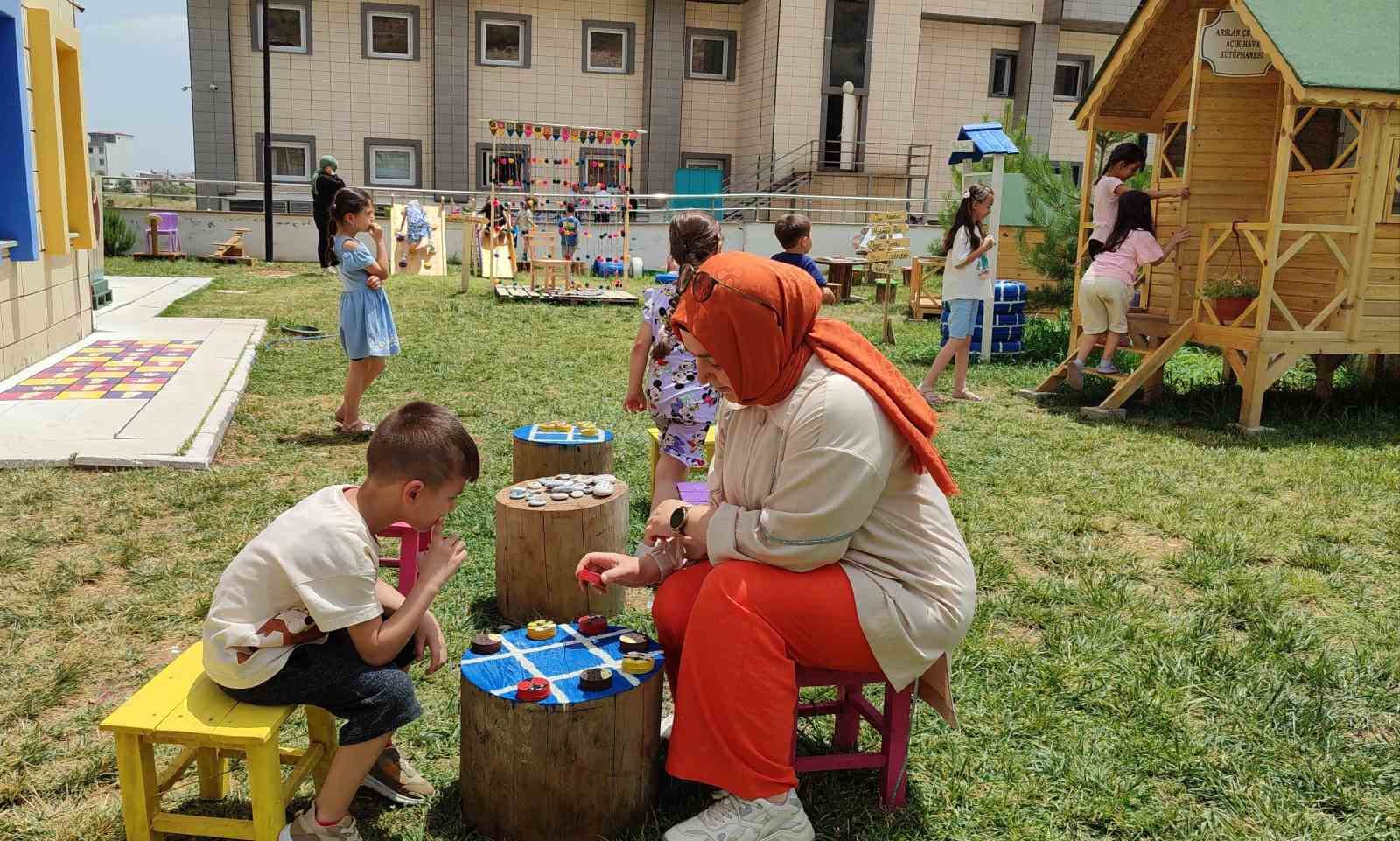 Kahramanmaraş’ta dönüştürülebilir malzemelerden açık hava sınıfı oluşturuldu