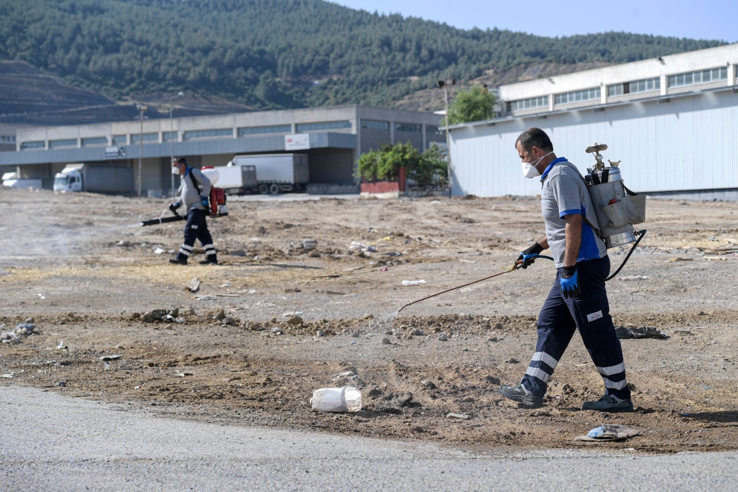 Büyükşehir’in temizlik ekipleri sahada