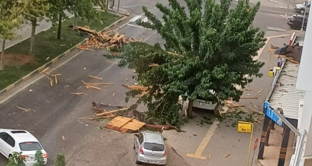 Gaziantep’te şiddetli rüzgar çatıları uçurdu, ağaçları kökünden söktü