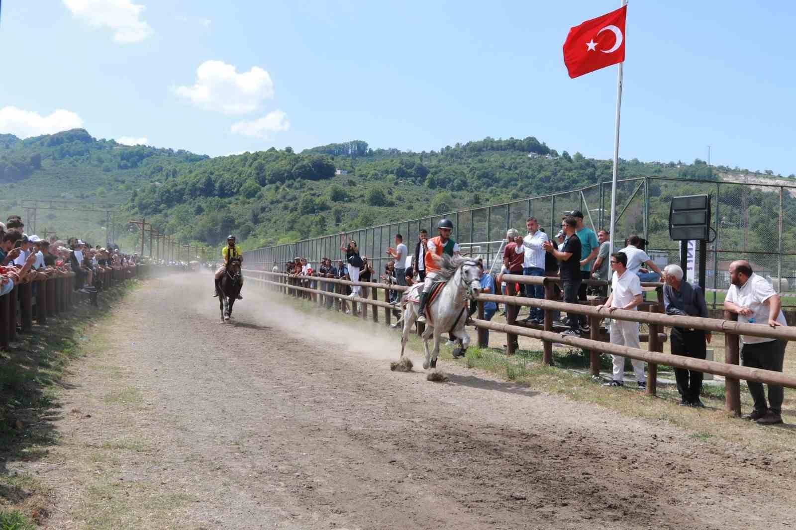 Ünye’de rahvan at yarışı heyecanı