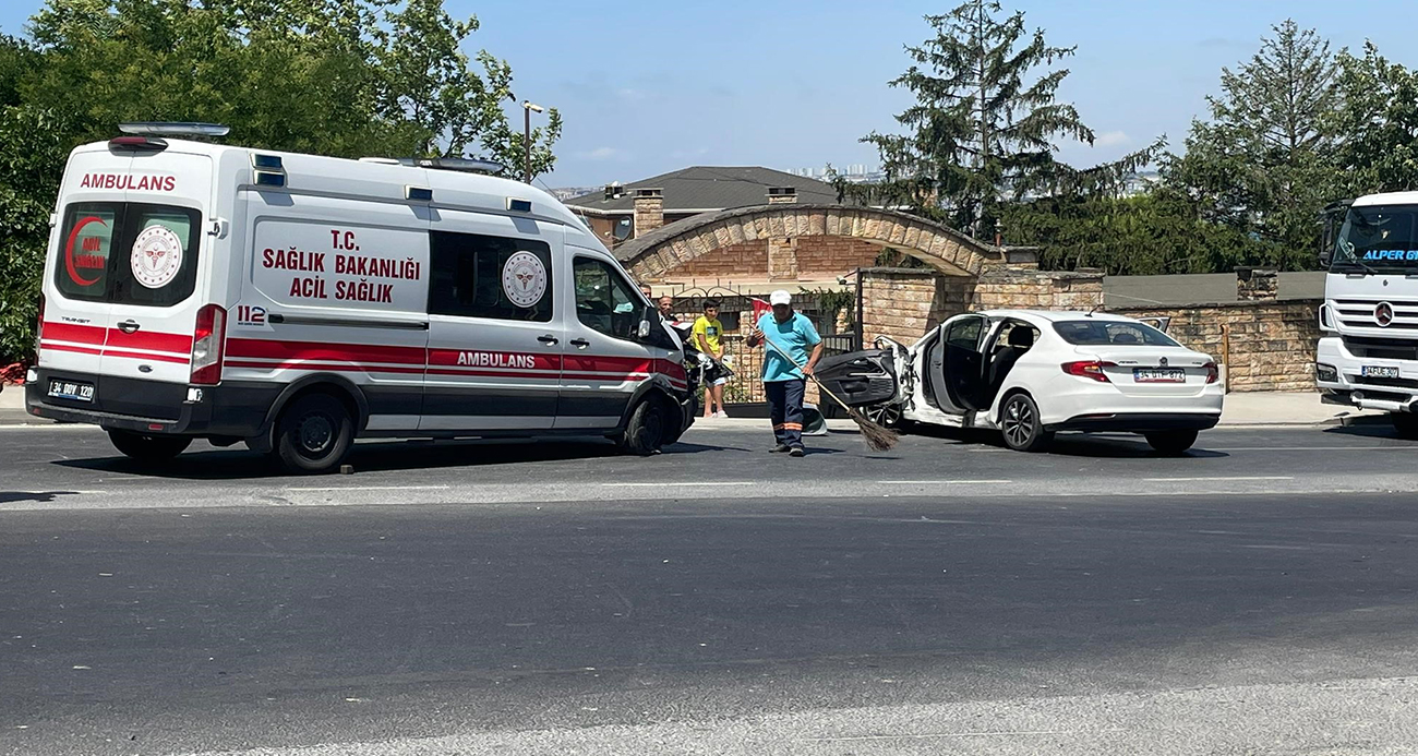 Büyükçekmece’de ambulans otomobile çarptı: 4 yaralı