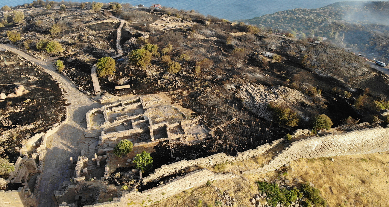 Alevlerden etkilenen 7 bin yıllık Assos Ören Yeri ve Athena Tapınağı havadan görüntülendi