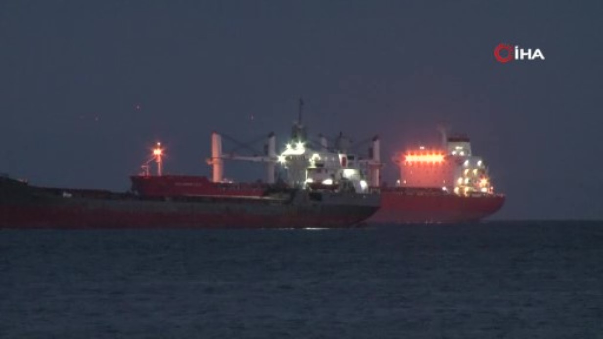 Bakırköy açıklarında kuru yük gemisi karaya oturdu, kurtarma çalışması başlatıldı