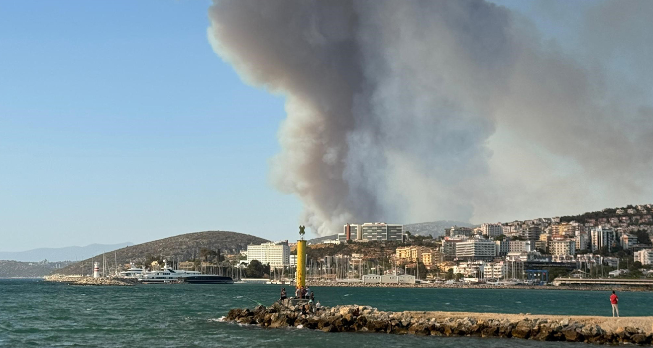 İzmir’deki orman yangını Kuşadası’nı duman bulutuna boğdu