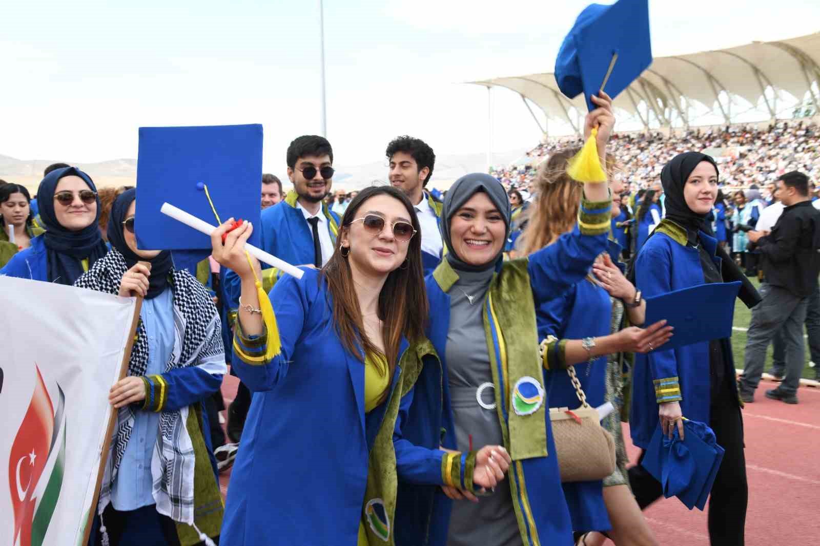 Kırşehir Ahi Evran Üniversitesi’nde mezuniyet coşkusu