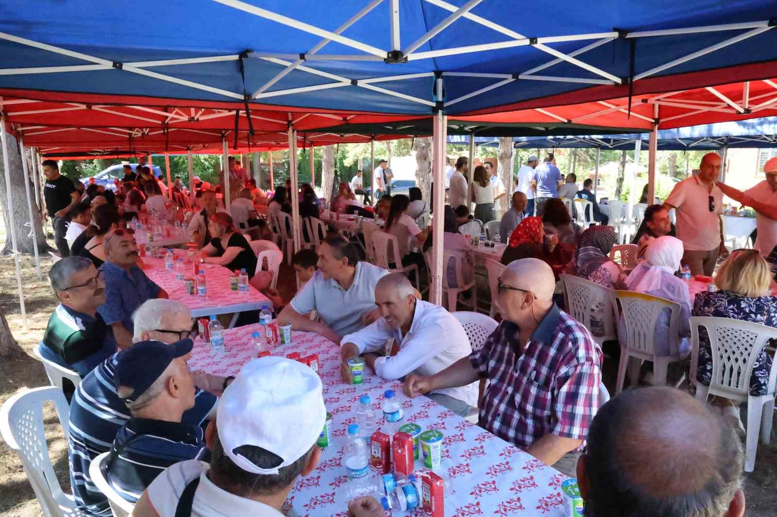 Yıllar önce yetiştirme yurdundan çıkanlar 15’inci Pilav Günü ile bir araya geldi