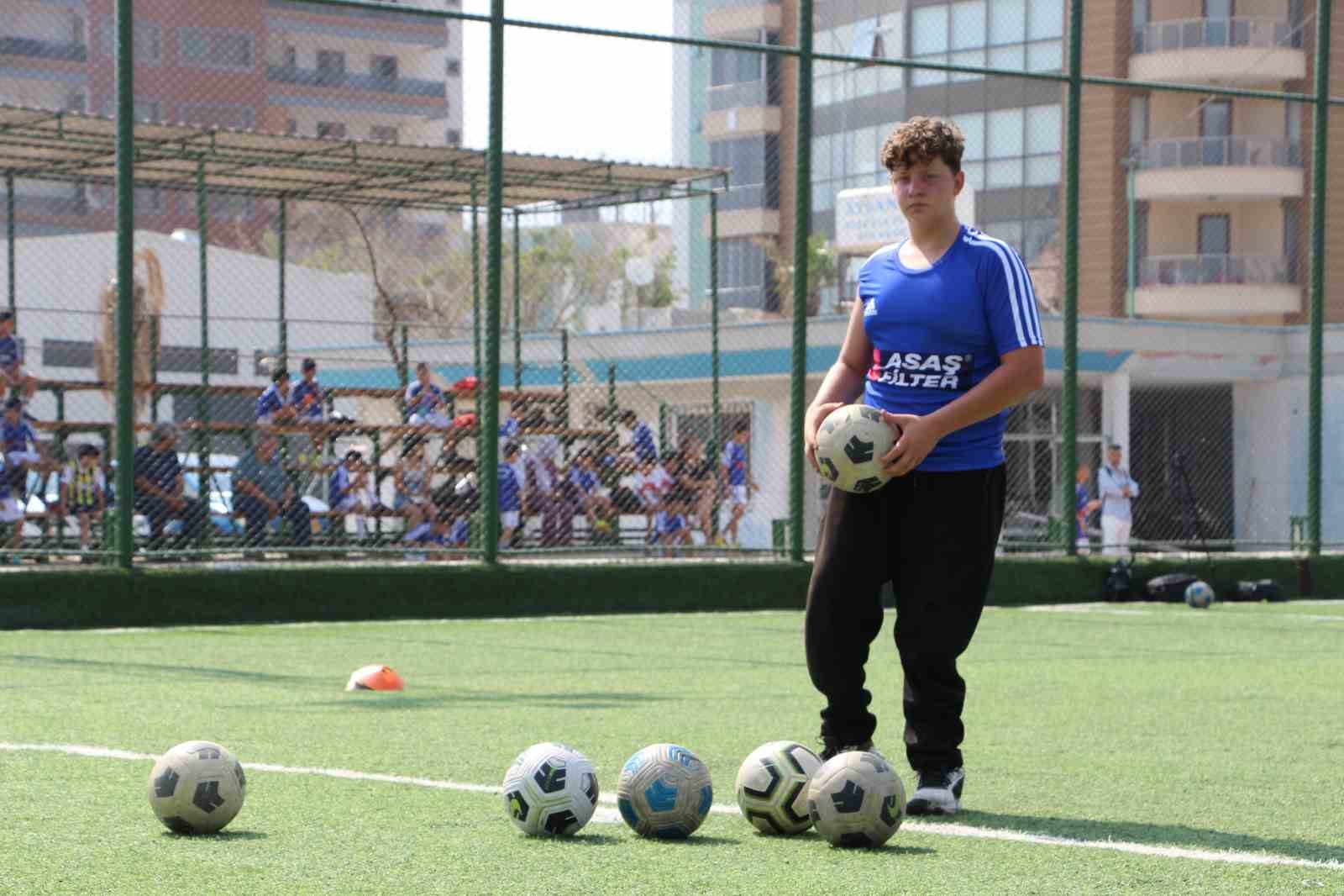 ’Kaleci olmaya kendimi adamıştım’ diyen genç, depremde ampüte olan bacağıyla hayallerinin peşinden koşuyor