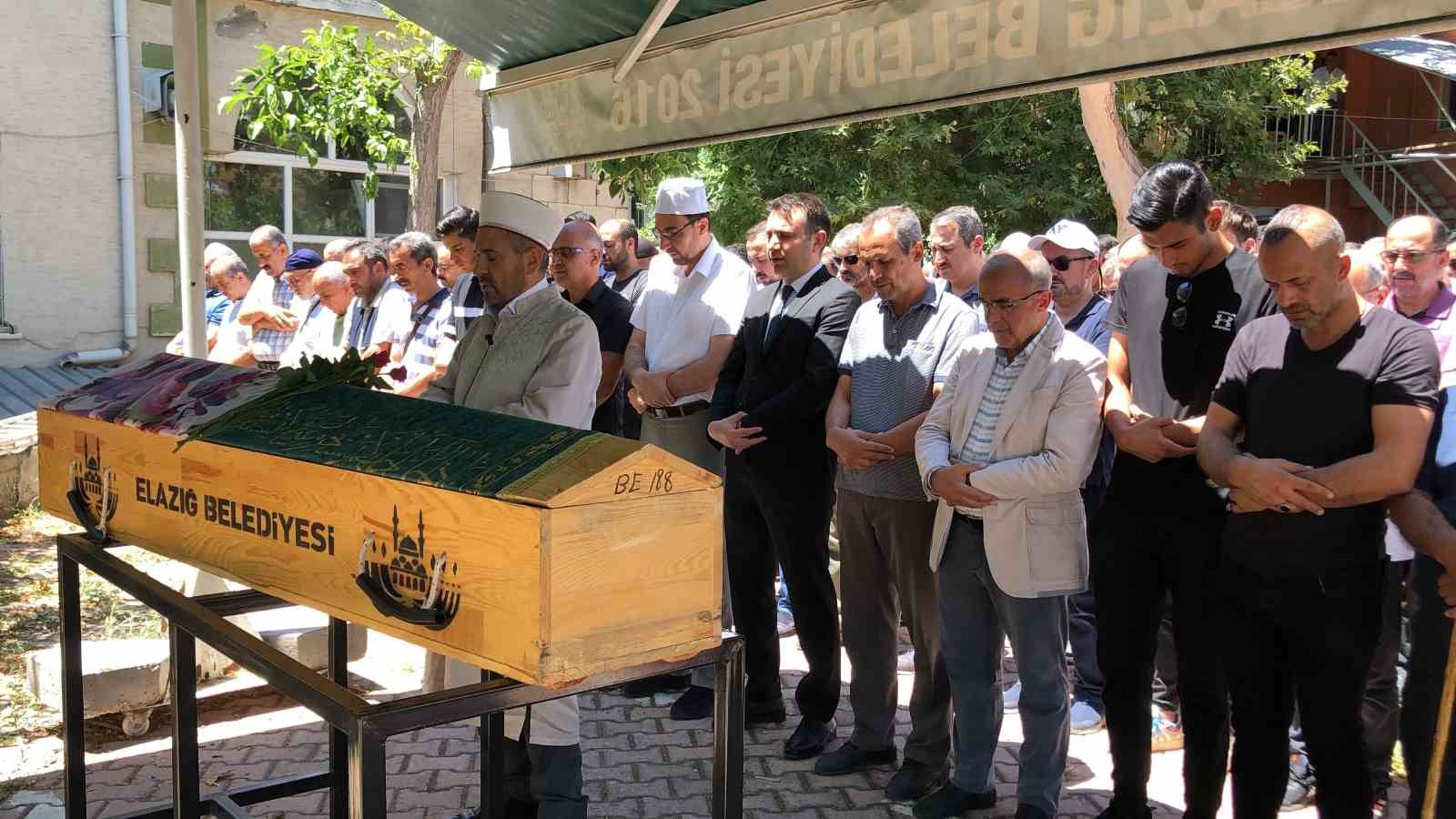 Eski eşi tarafından 13 yerinden bıçaklanan kadın son yolculuğuna uğurlandı