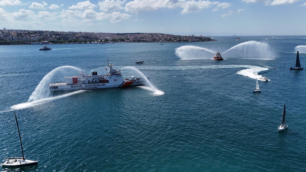 Denizcilik ve Kabotaj Bayramı’nda İstanbul Boğazı’nda dev Türk bayrağı açıldı