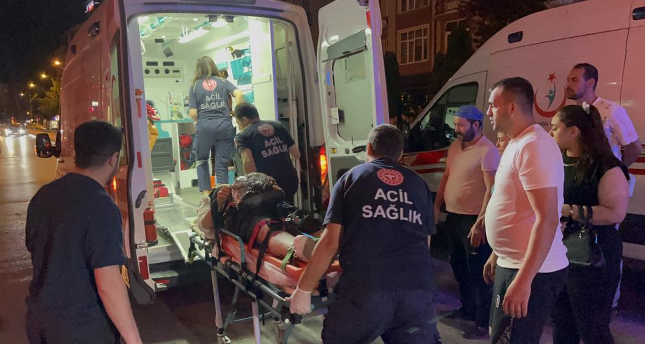 Caddeden karşıya geçen yayalara motosiklet çarptı: 1’i ağır 3 yaralı