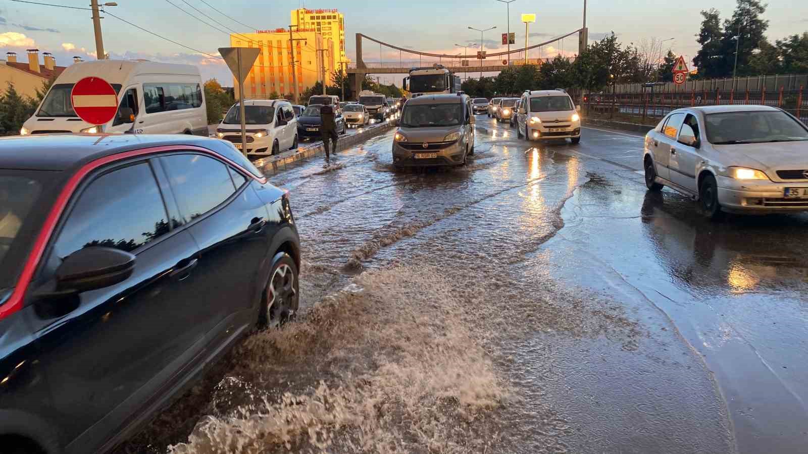 Diyarbakır’da sağanak yağış rögar tıkattı, kilometrelerce araç trafiği oluştu