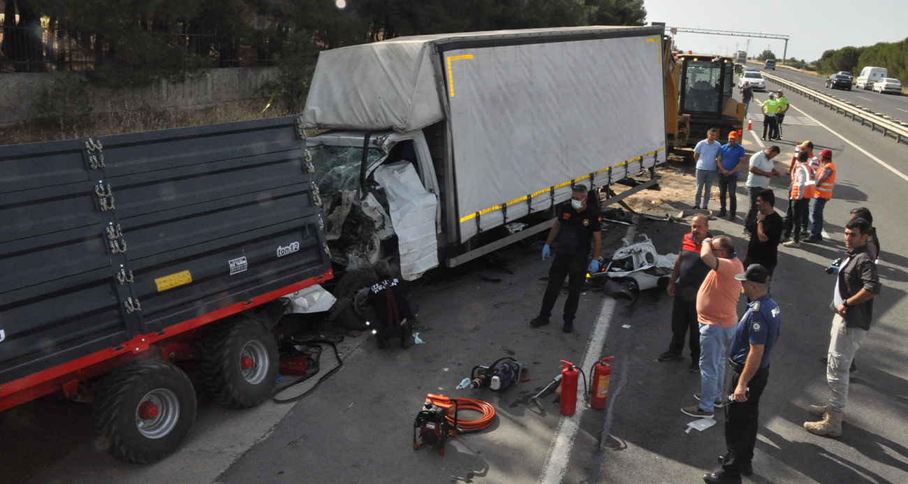 Kamyonet, buğday yüklü römorka arkadan çarptı: 3 ölü, 1 yaralı