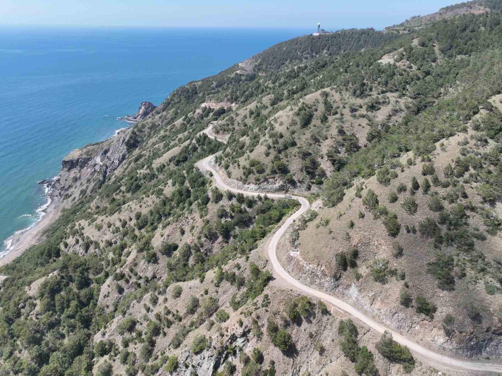 Hatay Büyükşehir Belediye ekipleri Arsuz ilçesinde yol, bakım ve onarım çalışmalarına başladı