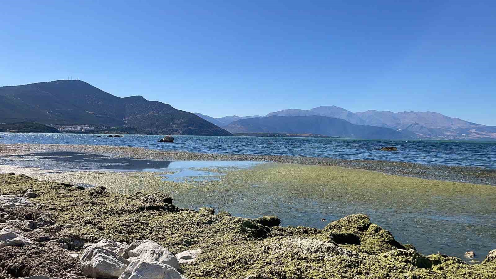 Eğirdir Gölü’nde sular 2 metre çekildi, koku tehdidi başladı