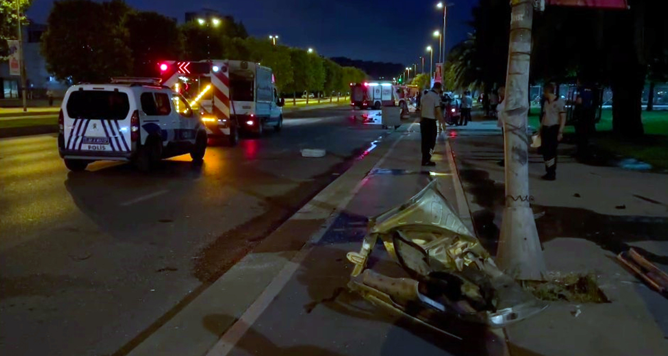 Kontrolden çıkan hafif ticari araç bariyere ve elektrik direğine çarptı: 3 yaralı