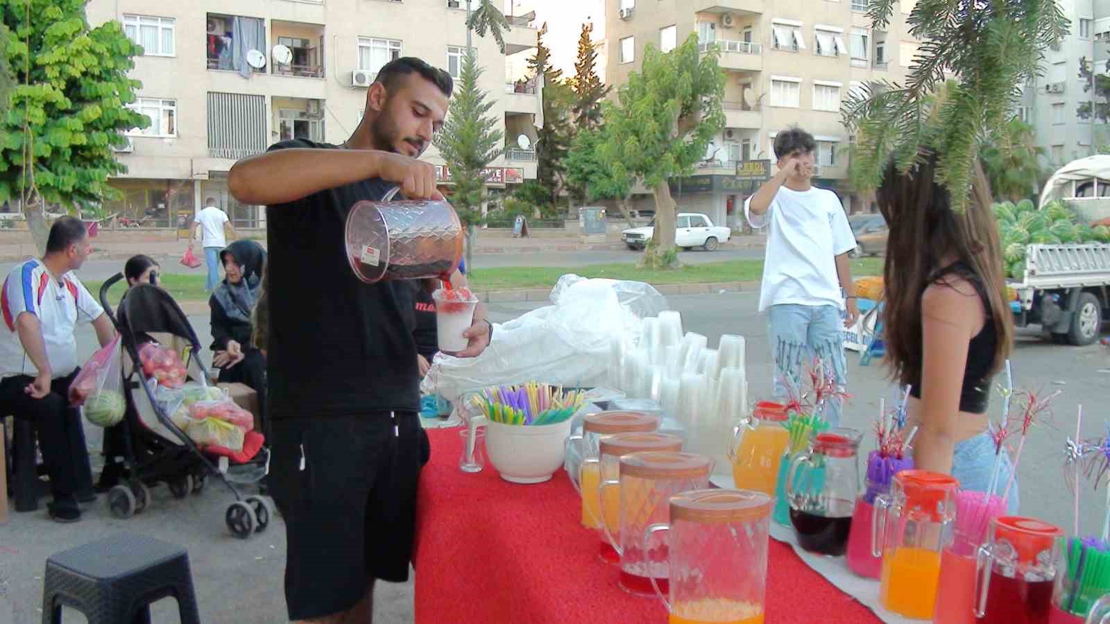 Antalya’nın 2 bin 300 rakımından getiriyorlar, bardaklarla satıp sıcaktan bunalanları serinletiyorlar