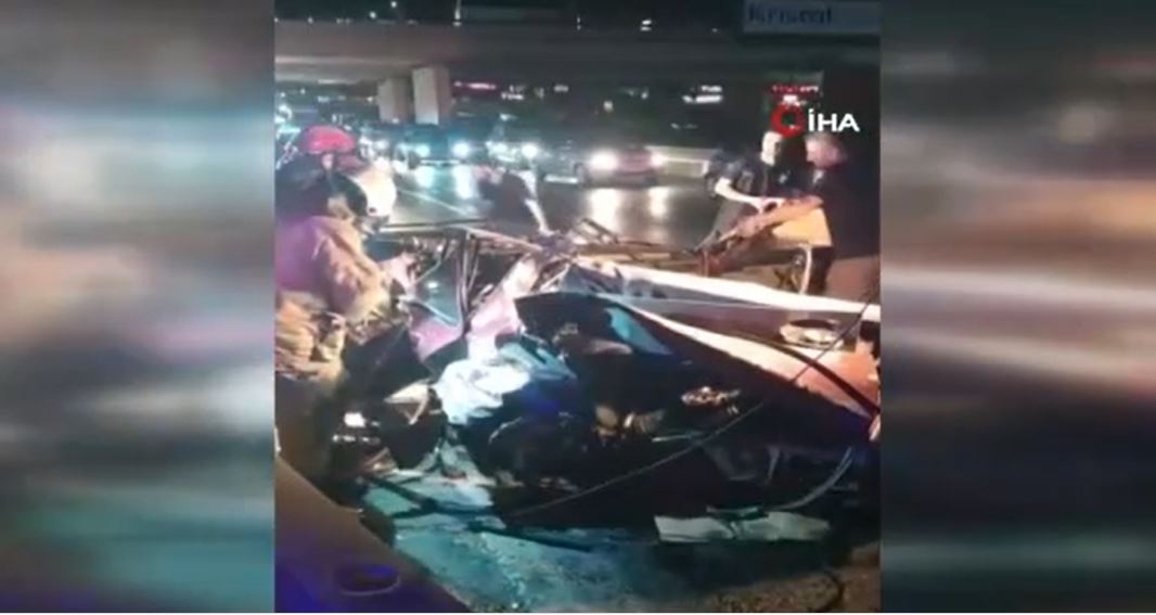 Beylikdüzü’nde 2 araç çarpıştı, ortalık savaş alanına döndü: 2 yaralı