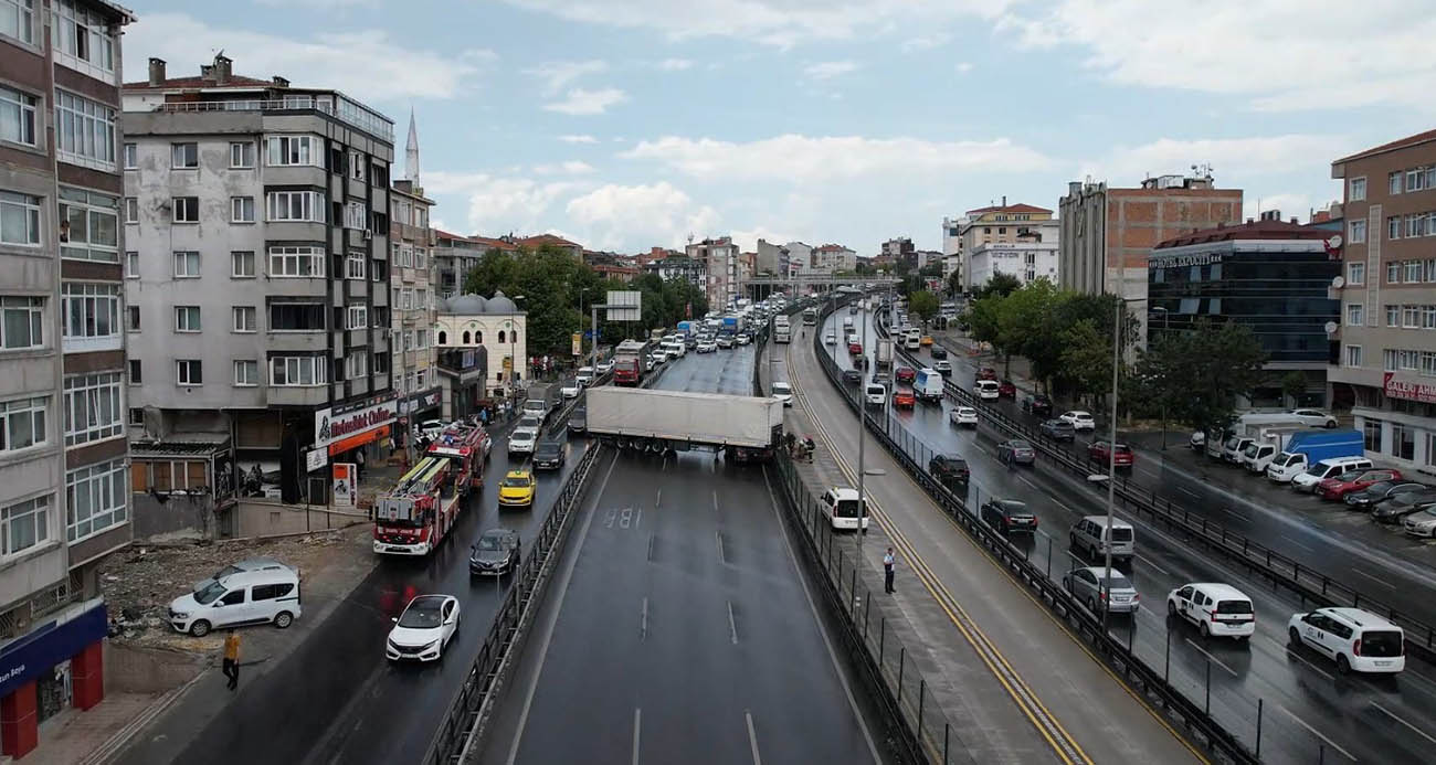 Avcılar’da tır yoldan çıktı: E5 Karayolu trafiğe kapatıldı